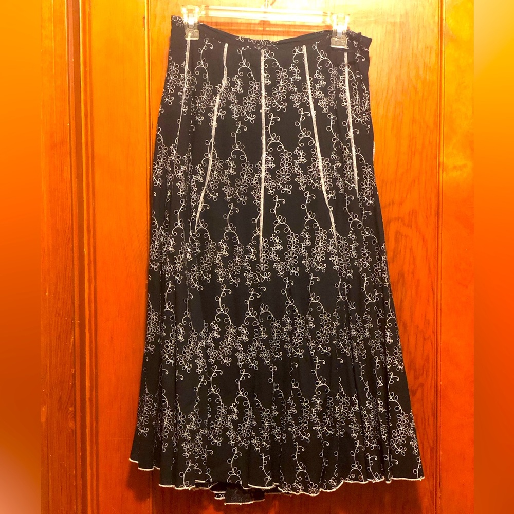 Great flow and beautiful embroidery on this Multiples brand skirt, size M.